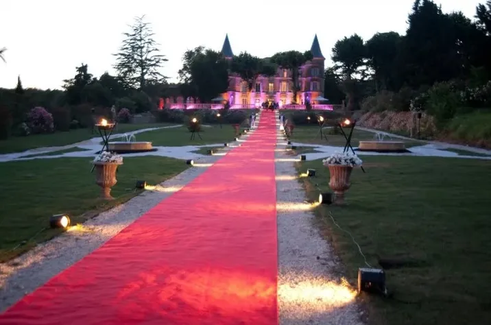 L’allée illuminée et son tapis rouge, un soir de mariage