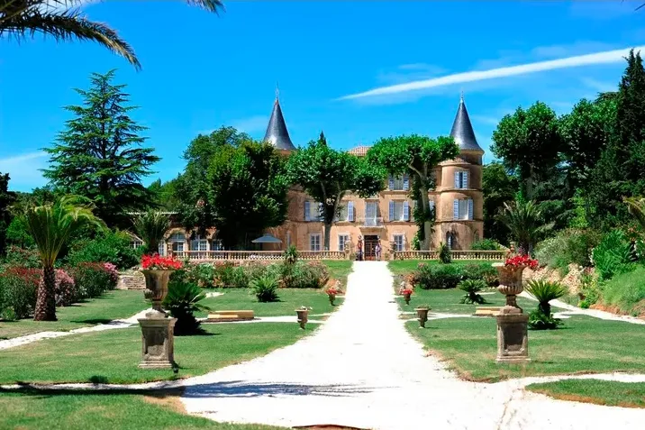 Le château et ses deux tours au bout de l’allée des jardins