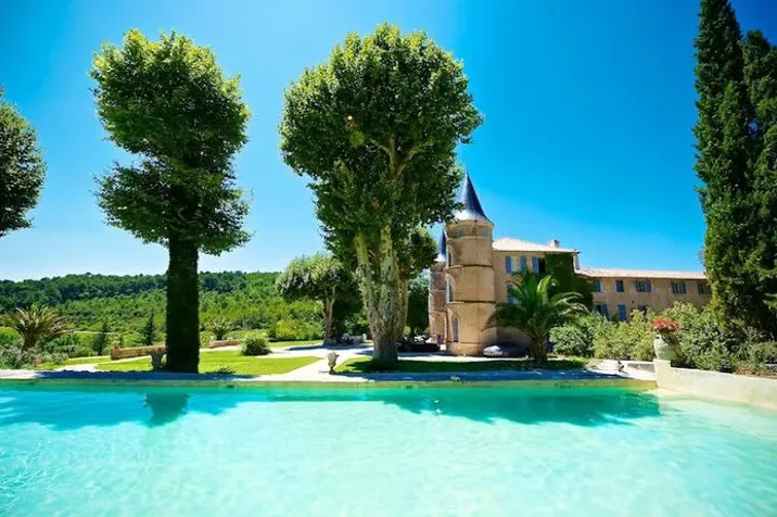 La piscine, face à l’une des tours du château