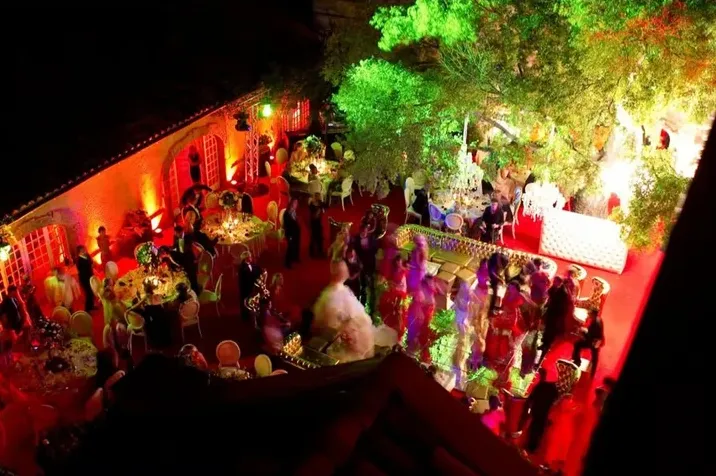 La cour d’honneur un soir de fête, vue d’en haut